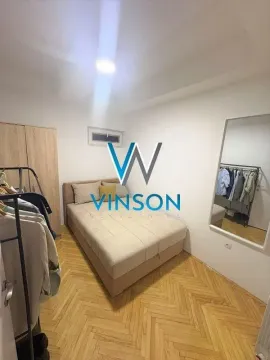 Nameštena spavaća soba sa bračnim krevetom, ormarom i drvenim podom. - image 7