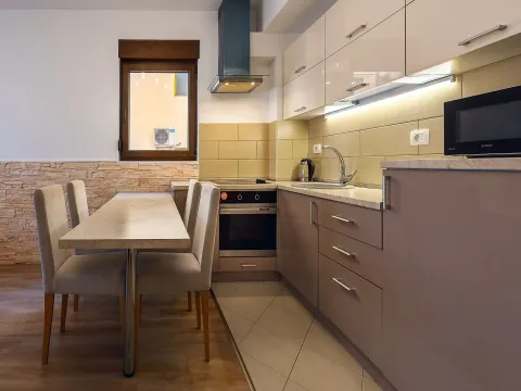 Daily-rent, two bedroom apartment, 51m², Budva, Crna Gora - image 9