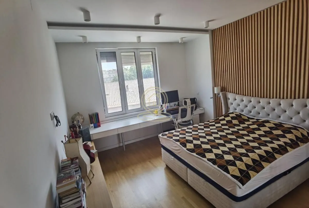 Izdavanje, trosoban stan, 60m², Skadarlija, Beograd