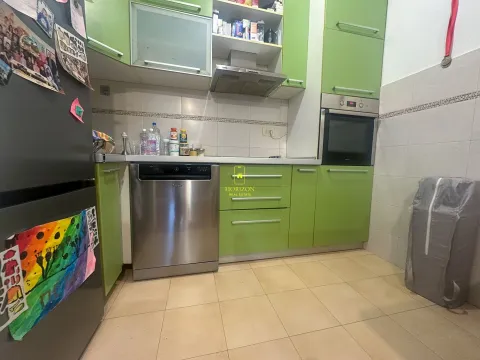 Moderna kuhinja sa zelenim elementima i ugradnim kućnim aparatima. - image 3