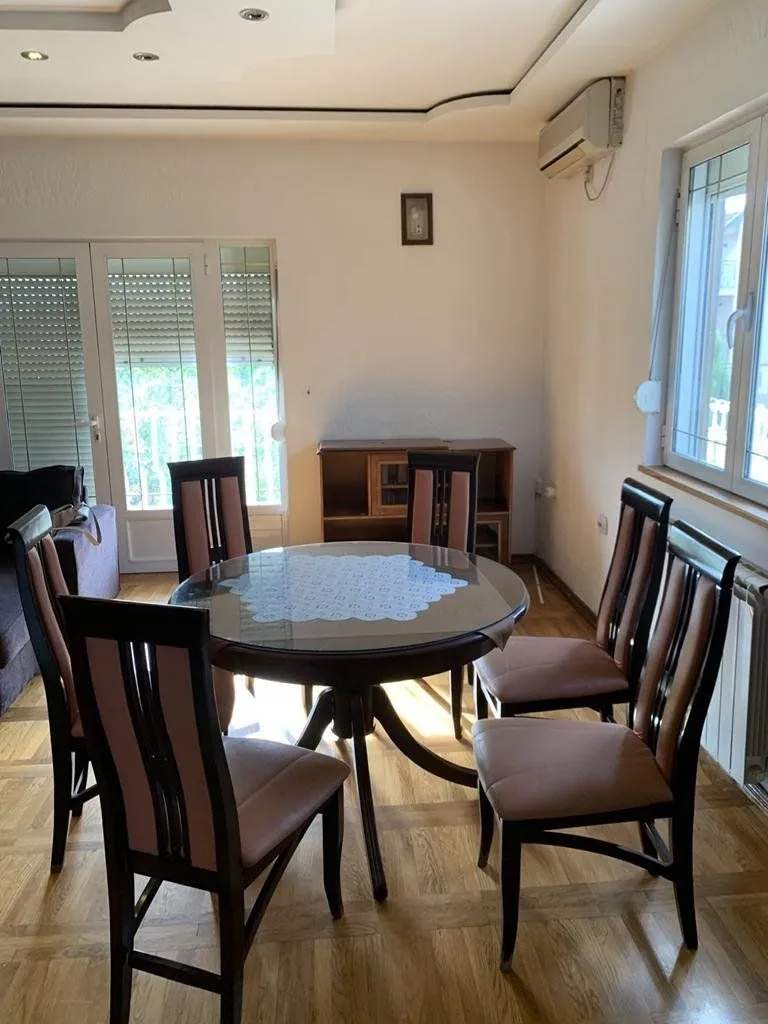 Izdavanje, kuća, 120m², Blok 9, Podgorica