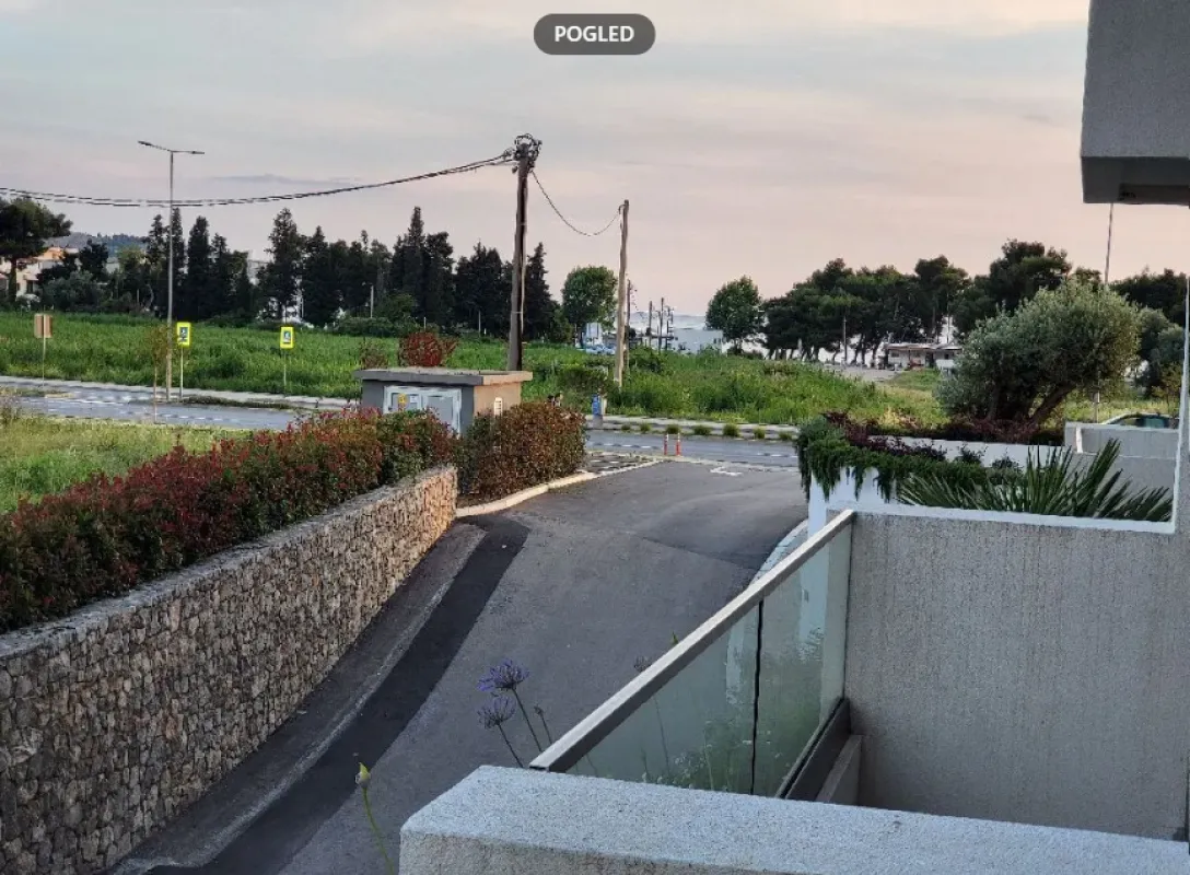 Pogled sa terase na okolno zelenilo i ulicu.