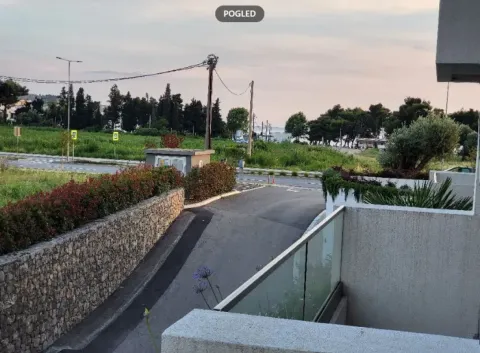 Pogled sa terase na okolno zelenilo i ulicu. - image 2
