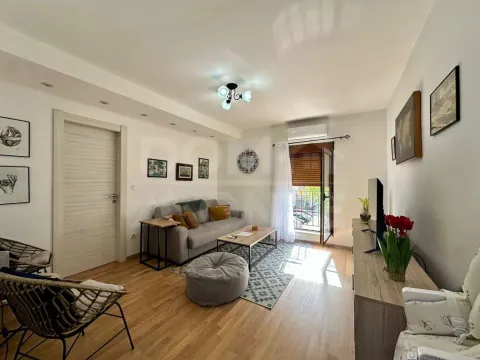 Izdavanje, jednosoban stan, 45m², Tivat, Crna Gora - image 1