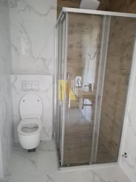 Moderno kupatilo sa tuš kabinom i sanitarijama. - image 7