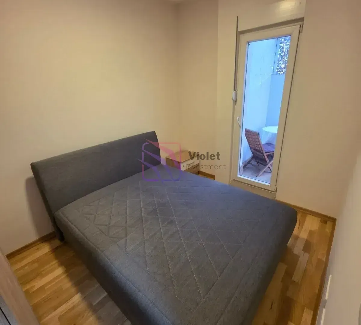 Bedroom with a double bed and access to the terrace.