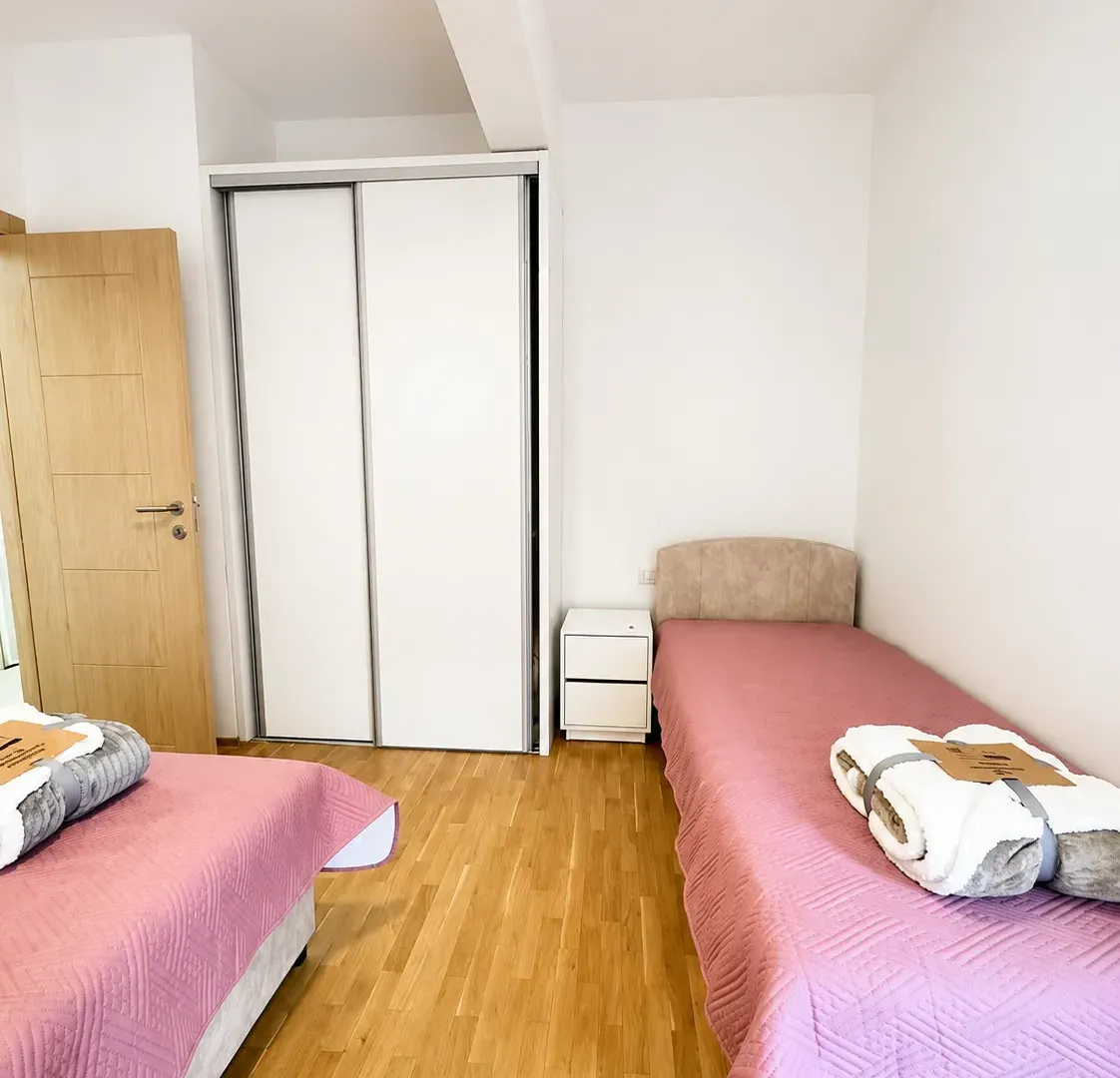 Izdavanje, dvosoban stan, 72m², Blok 9, Podgorica