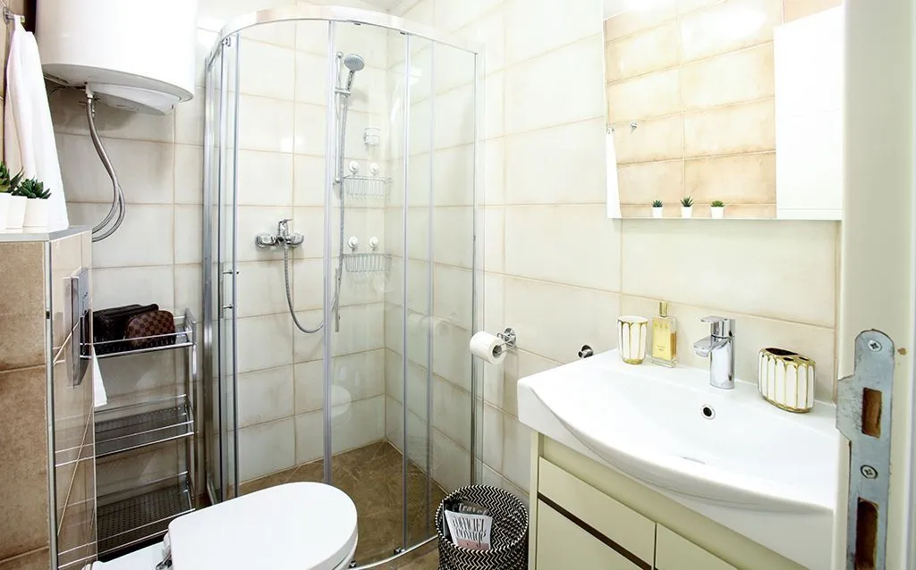 Izdavanje, trosoban stan, 198m², Budva, Crna Gora