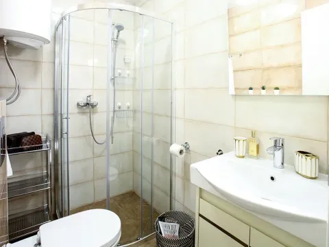 Izdavanje, trosoban stan, 198m², Budva, Crna Gora - image 9