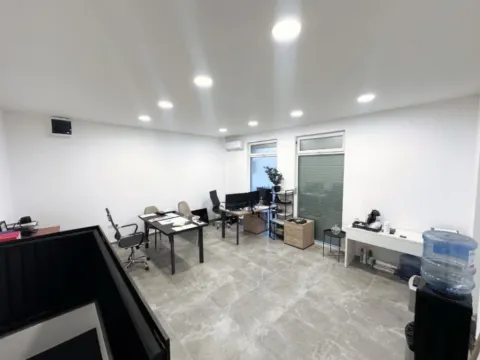 Izdavanje, poslovni prostor, 56m², Blok 9, Podgorica