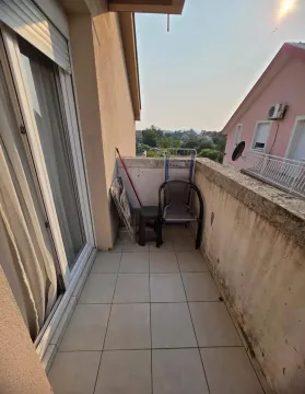 Manji spoljni balkon sa keramičkim pločicama i stolicom. - image 8