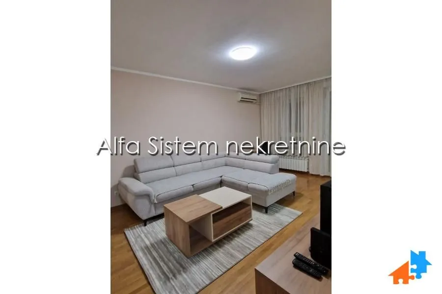 Dnevna soba sa garniturom za sedenje i stočićem.