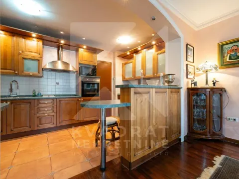 Izdavanje, četvorosoban stan, 170m², Gorica C, Podgorica - image 6