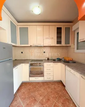Kuhinja opremljena kuhinjskim elementima, ugradnom tehnikom i frižiderom. - image 8