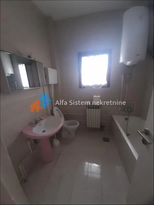 Bathroom equipped with a bathtub, washbasin, toilet, and water heater.