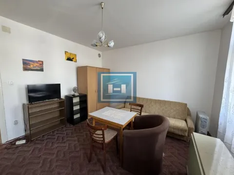 Dnevna soba sa garniturom, trpezarijskim stolom i televizorom. - image 3