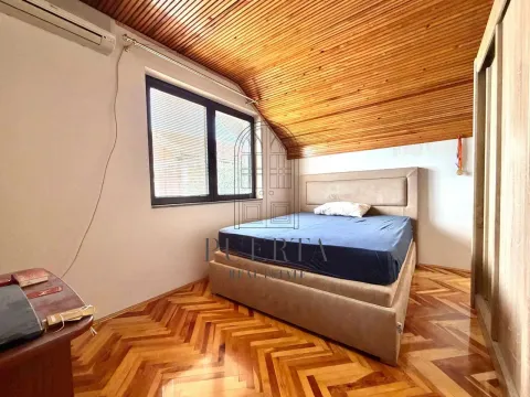 Namještena spavaća soba sa bračnim krevetom i drvenim plafonom. - image 13