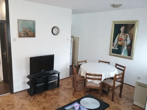 Izdavanje, jednosoban stan, 47m², Centar, Cetinje - image 1