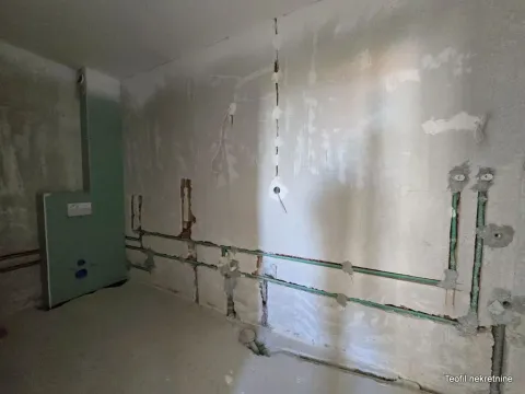 Prikaz prostorije u grubim radovima sa razvedenim instalacijama. - image 7