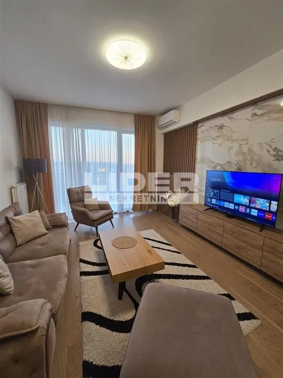 Izdavanje, trosoban stan, 86m², Savski Venac, Beograd