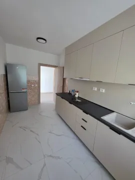 Moderna kuhinja sa svijetlim elementima i ugradnim aparatima. - image 7
