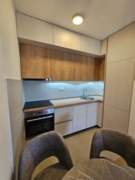 Moderna kuhinja sa drvenim elementima i ugrađenom tehnikom. - image 3