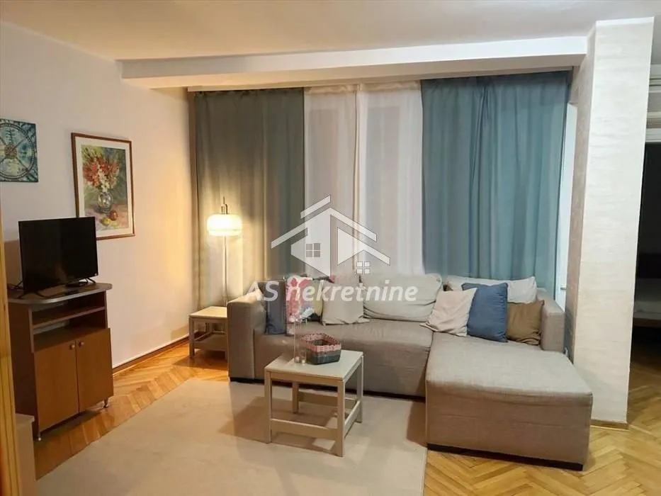 Izdavanje, trosoban stan, 67m², Kalenić Pijaca, Vračar Sve Podlokacije