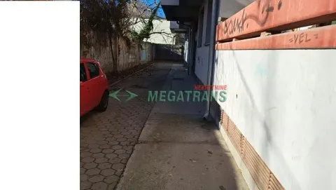 Pogled na prilaz i spoljašnji deo objekta. - image 17