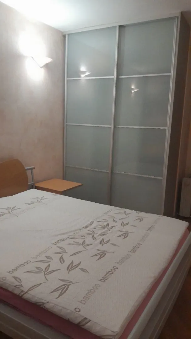 Jednostavna spavaća soba sa plakarom i krevetom.