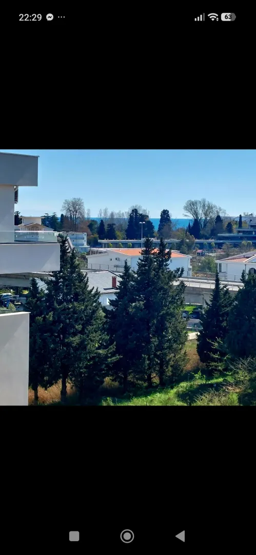 Pogled na okolinu i more sa terase nekretnine.