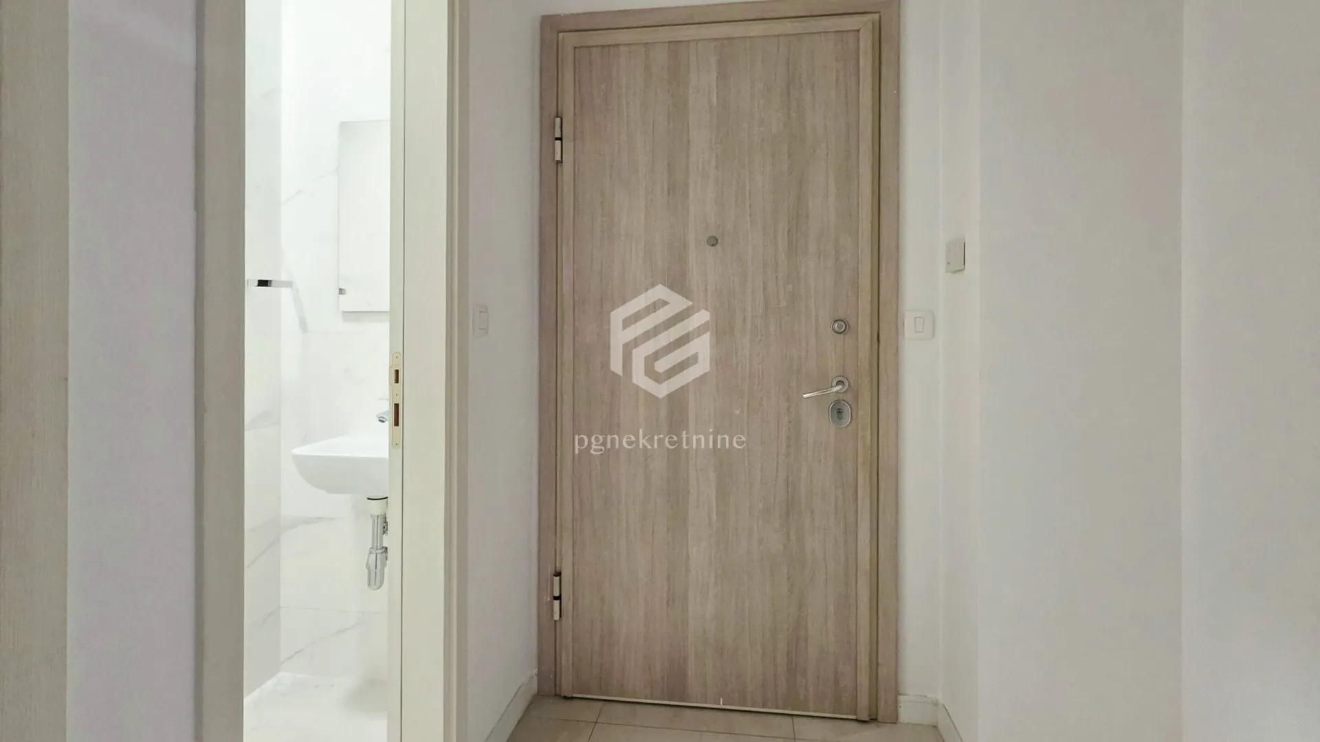 Izdavanje, dvosoban stan, 71m², Central Point, Podgorica