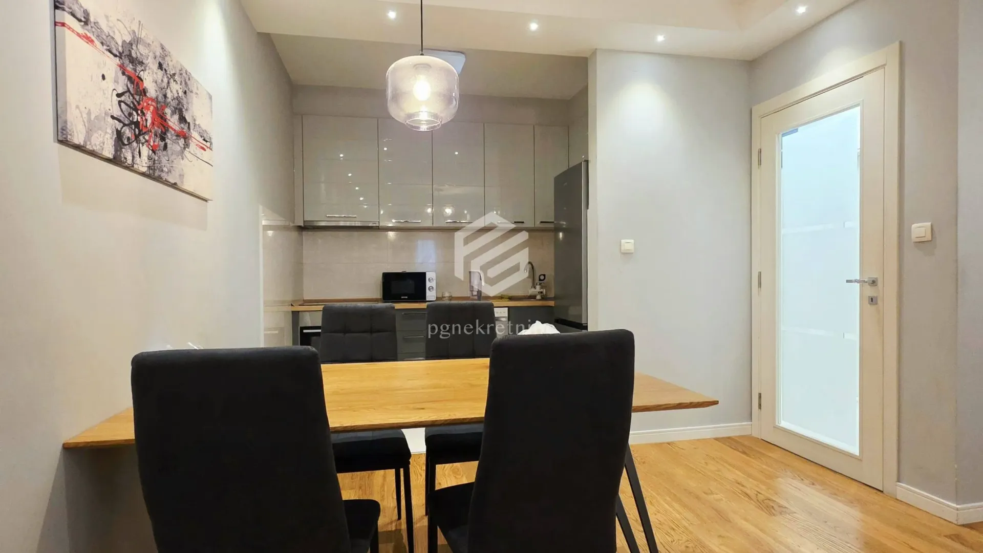 Izdavanje, jednosoban stan, 50m², Central Point, Podgorica