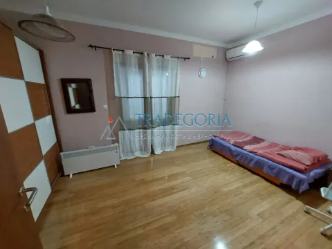 Spavaća soba sa krevetom, plakarom i prozorom sa zavjesama. - image 6