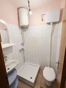 Manje kupatilo sa tuš kabinom, umivaonikom i wc šoljom. - image 9