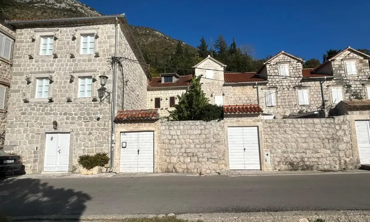 Izdavanje, kuća, 90m², Perast, Kotor
