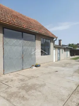 Pogled na eksterijer prizemnog objekta sa dvorištem i betonskom podlogom. - image 9
