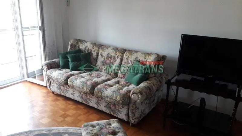 Izdavanje, četvorosoban stan, 97m², Centar, Novi Sad