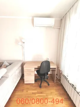 Radni kutak sa pisaćim stolom i stolicom u dnevnoj sobi. - image 4