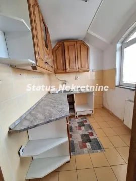 Starija kuhinja sa drvenim elementima i keramičkim pločicama. - image 3