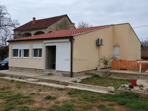 Pogled na spoljašnjost prizemne kuće sa dvorištem i terasom. - image 2