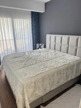 Moderna spavaća soba sa bračnim krevetom i izlazom na terasu. - image 10