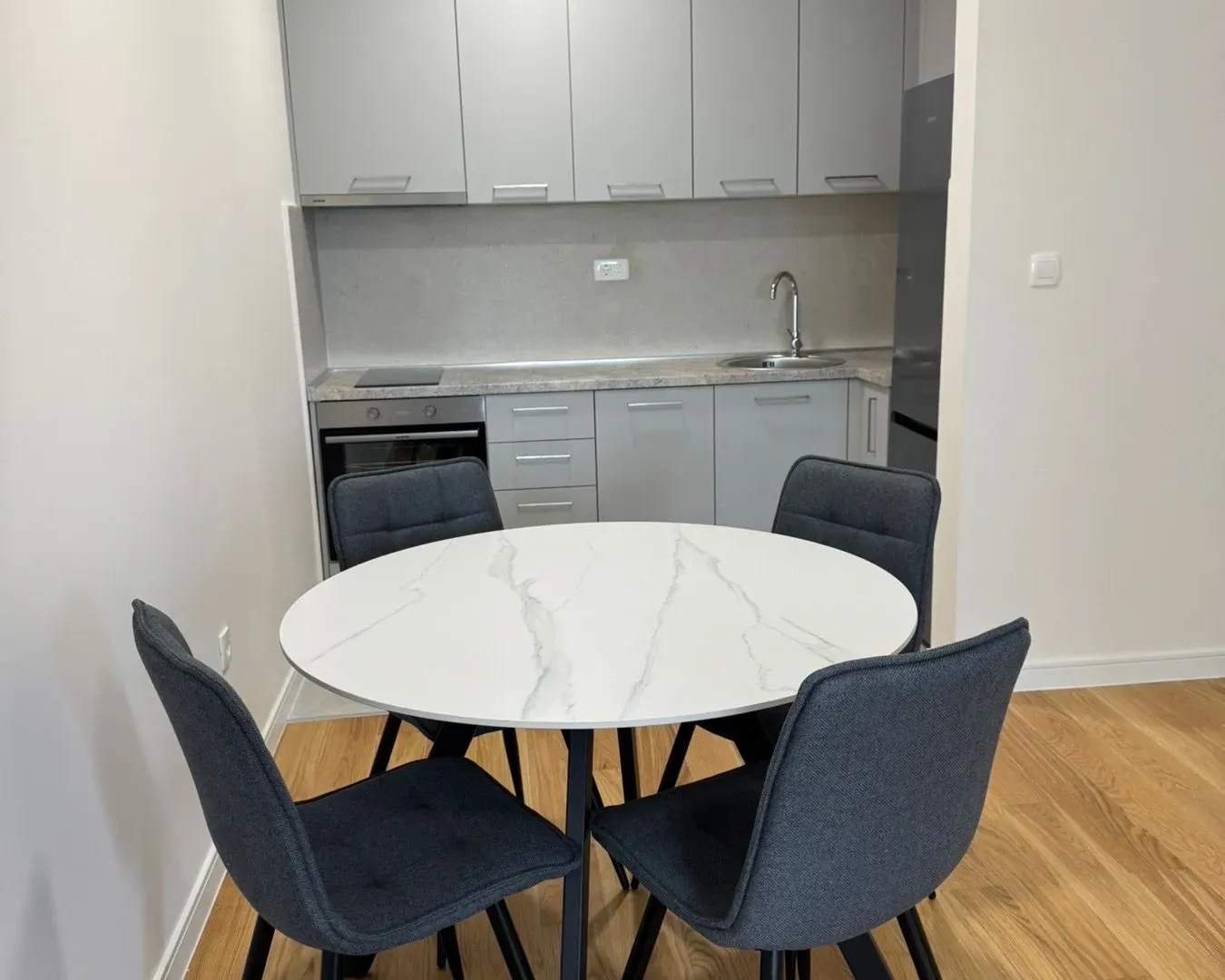 Izdavanje, jednosoban stan, 49m², Central Point, Podgorica