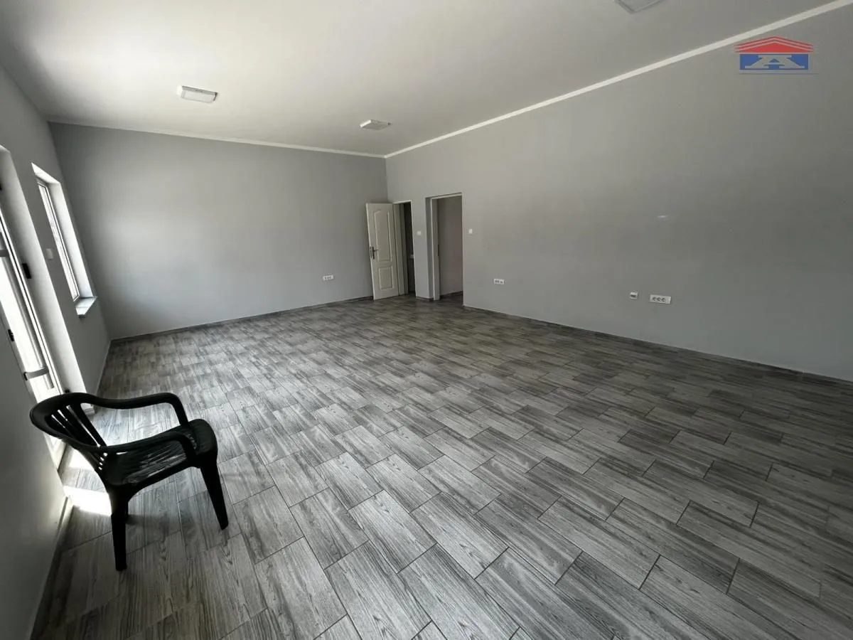 Izdavanje, poslovni prostor, 56m², Čortanovci, Inđija