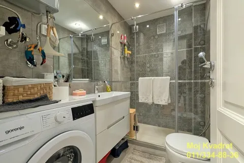 Kupatilo sa tuš kabinom, umivaonikom, WC šoljom i veš mašinom. - image 12