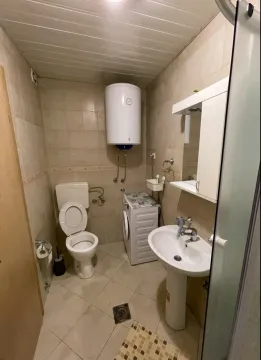 Kompaktno kupatilo opremljeno sanitarijama, umivaonikom, tuš kabinom i mašinom za veš. - image 10