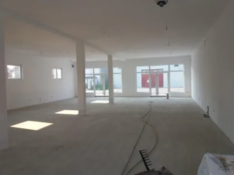 Poslovni prostor in Altina