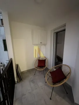 Manji zatvoreni balkon sa dve fotelje i belim zidovima. - image 12
