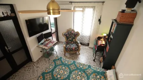 Namještena spavaća soba sa krevetom, foteljom i radnim stolom. - image 10