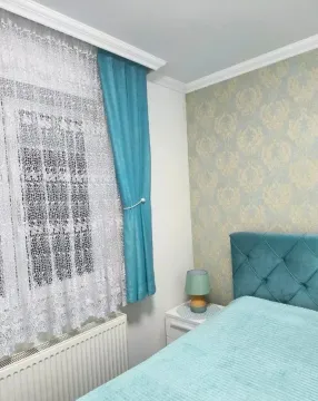 Uređena spavaća soba sa krevetom i prozorom. - image 10