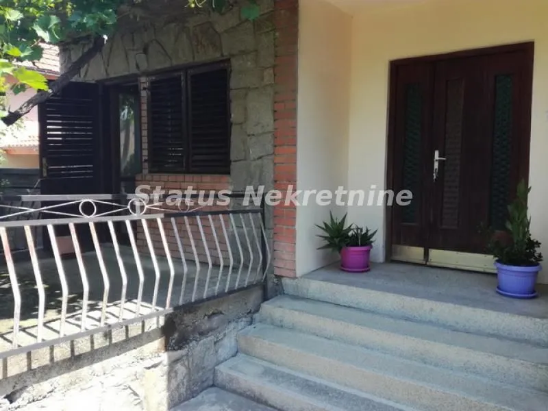 Prodaja, kuća, 300m², Futog, Novi Sad Sve Podlokacije